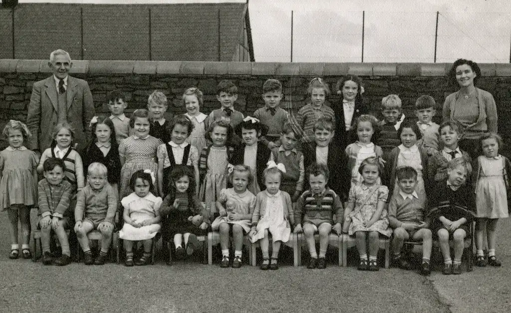 Ysgol Gynradd Gymraeg Aberdâr Class Photo