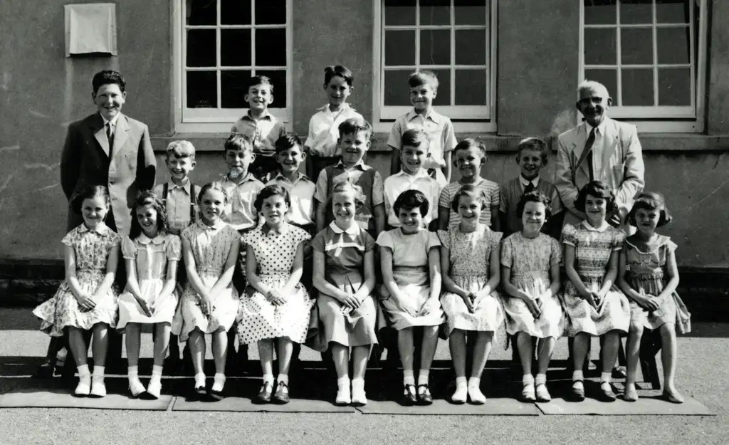 Ysgol Gynradd Gymraeg Aberdâr Class Photo